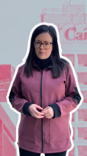 Un montage d'une personne devant un édifice fédéral.