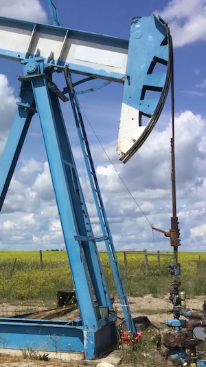 Un puit orphelin près de Carstairs en Alberta.