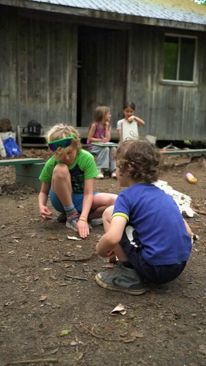 Quatre enfants s'amusent à l'extérieur.