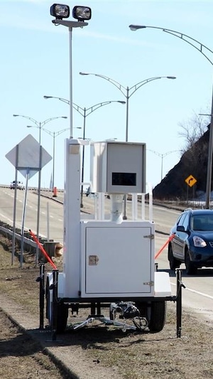 Les radars photo peuvent être fixes ou mobiles. Le radar prend un cliché du numéro d’immatriculation de l’automobiliste contrevenant et l’amende lui est envoyée par la poste.