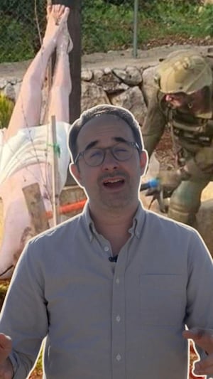 Montage de Raphaël Bouvier-Auclair devant une image d'un soldat qui dégrade une statue de Jésus-Christ.