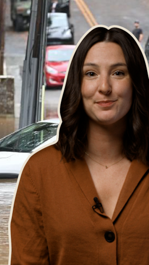 Montage de la journaliste Valérie Boisclair sur une photo de rue inondée.
