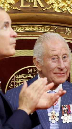 M. Carney applaudissant devant le roi.