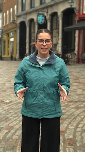 Une femme devant une caméra s'exprime.