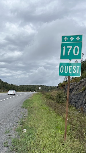 Une affiche le long d'une route.