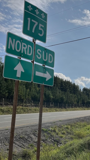 Un véhicule circule sur la route 175.