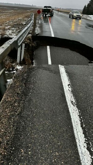 Une route endommagée. 