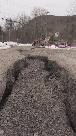 une large crevasse sur une route