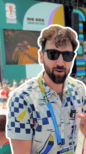 Montage d'une photo de Rudy Desjardins devant les installations de la coupe du monde de soccer masculin du PNE à Vancouver.