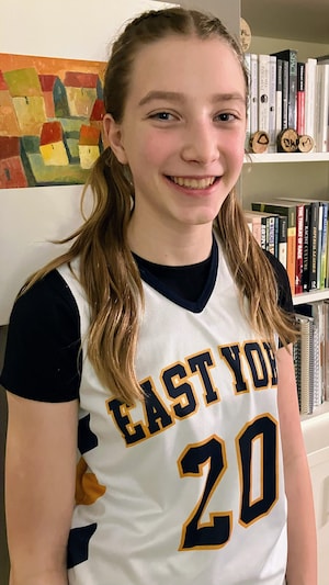 Sabina Vallée portant son maillot des East York Eagles.