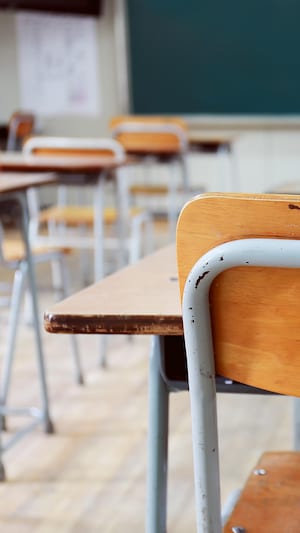 Une salle de classe vide, vue à partir d'un bureau d'élève. (Archives)