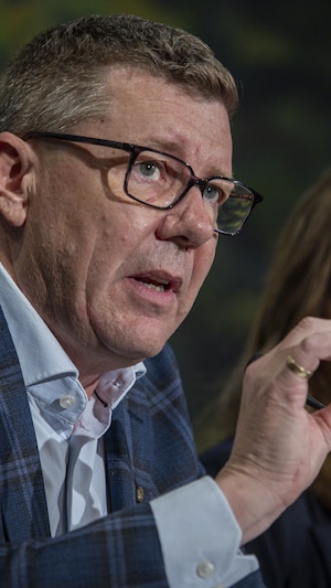 Le premier ministre de la Saskatchewan, Scott Moe, lors de la rencontre des premiers ministres de l'Ouest à Kananaskis, en Alberta, le 26 mai 2026.