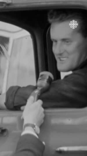 Un homme au volant d'un camion se fait interviewer.
