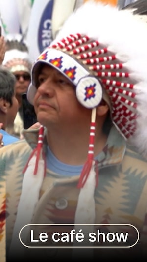 un homm eportant des plumes sur sa tete