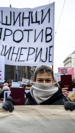 Des étudiants de Belgrade bloquent une grande intersection de la ville pour rendre hommage en silence aux 15 victimes de la tragédie survenue à la gare de Novi Sad en novembre 2024, le 25 décembre 2024.