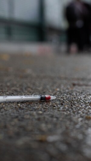 Une seringue abandonnée dans une rue.