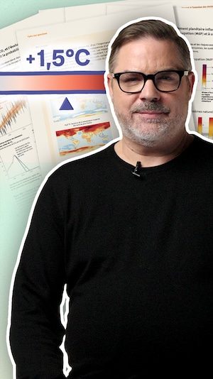 Le journaliste Étienne Leblanc devant un rapport sur le climat.