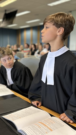 deux jeunes habillés en avocat