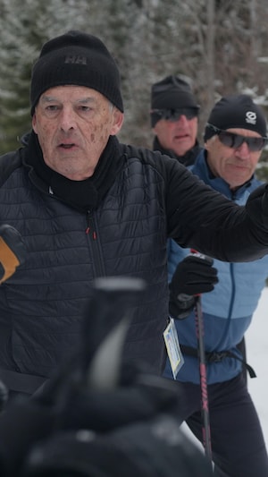 Ils skient en moyenne entre 10 à 20 kilomètres par sortie. Ils sortent jusqu’à 50 fois par hiver. Rencontre avec ces doyens qui profitent de la saison de ski de fond jusqu’à la dernière goutte. 