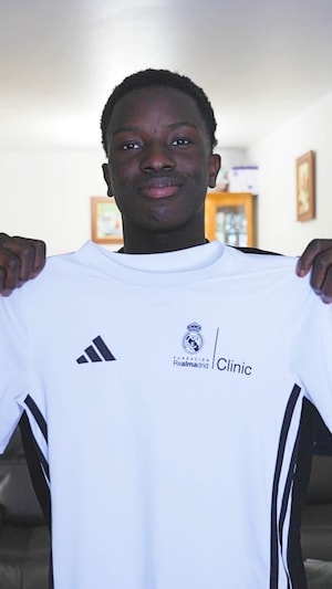 Dans son salon, Bernivens nous montre un maillot blanc sur lequel est inscrit l'emblème de la Fondation Real Madrid, avec le mot Clinic à côté. Clinic fait référence au stage.