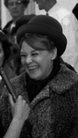 Une femme souriante répond aux question d'une journaliste.