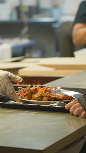 Un repas chaud de la Soupière de l'amitié de Gatineau.