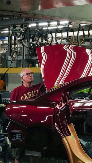 Des voitures passent sur la chaîne de montage de l'usine Stellantis à Brampton, en Ontario, le vendredi 21 juillet 2023.