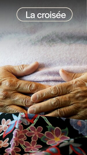 Des mains sur le ventre d'une dame âgée. 