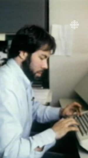 Steve Wozniak tape au clavier d'un ordinateur personnel.