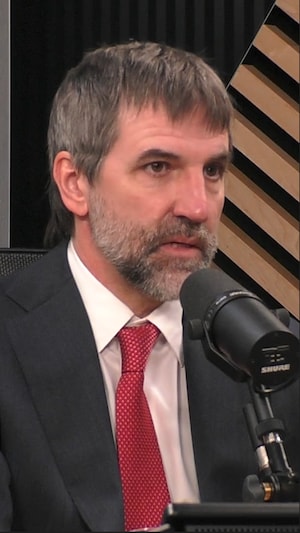 Le député libéral Steven Guilbeault au micro de « Midi Info »