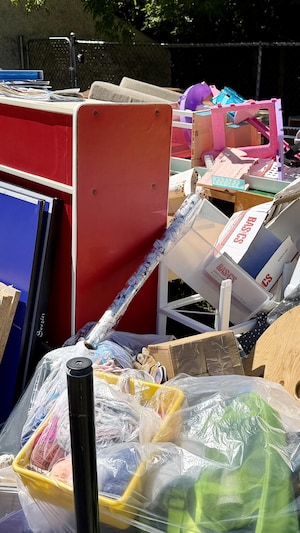 Des meubles endommagés.