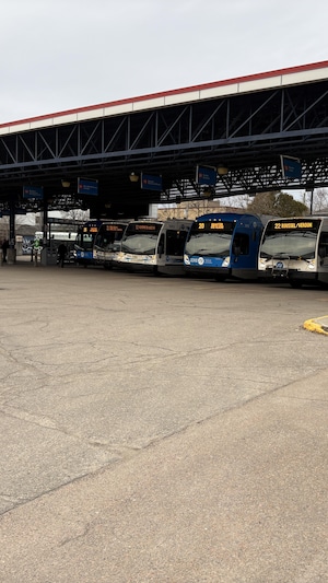 Des autobus de la société de transport de Saguenay sont stationnés. 