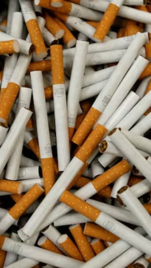 Une pile de cigarettes.