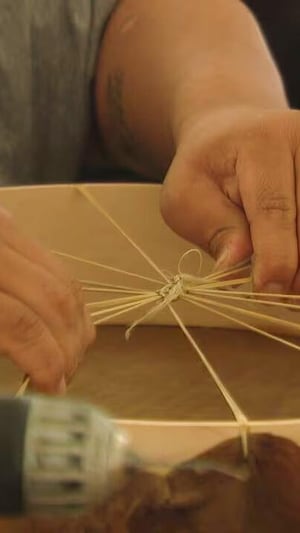 Des mains qui travaille sur un tambour. 