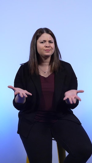 Danielle Danis pose une question en LSQ. 