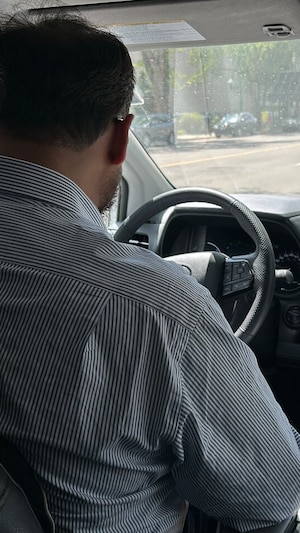 Un chauffeur de taxi dans son véhicule.