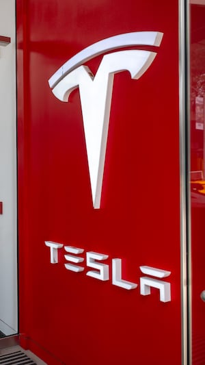 Le logo de l'entreprise d'Elon Musk dans un concessionnaire Tesla.