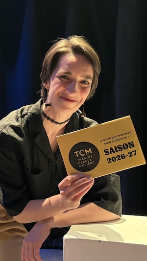 Marie-Ève Fontaine, directrice artistique et codirectrice générale du TCM, pose tout sourire sur scène en présentant la brochure de la saison 2026-27 du Théâtre Cercle Molière.