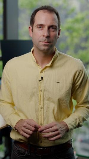 Un homme en chemise jaune regarde l'objectif de la caméra. Il s'agit du journaliste Thomas Gerbet.