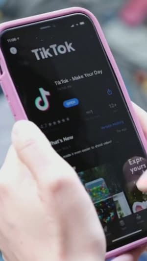 Une personne navigue sur l'application TikTok sur son téléphone intelligent.