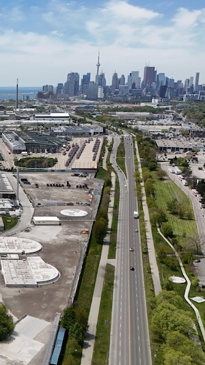 Prise aérienne d'un drone de l'usine d'épuration de la baie d'Ashbridges à Toronto, le 20 mai 2025