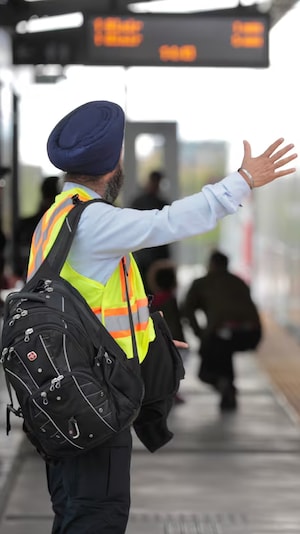 Une personne arrêté à une station du train léger d'Ottawa.