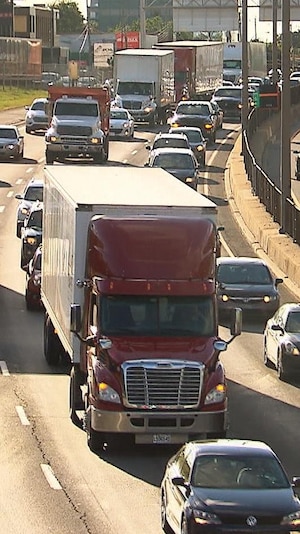 Des camions circulent sur une autoroute.