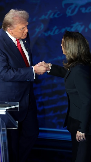 Donald Trump et Kamala Harris se donnant la main en arrivant dans le studio d'enregistrement du débat présidentiel de ABC News.