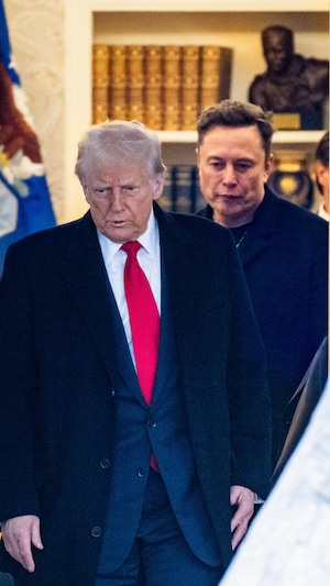 Le président américain Donald Trump et Elon Musk sortent du bureau ovale.