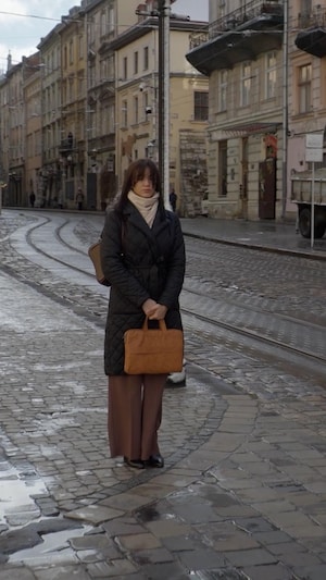 Une femme observe une minute de silence à Lviv, dans l'ouest de l'Ukraine, en homme aux soldats morts au combat. Ce rituel, qui a lieu tous les jours à travers le pays en guerre contre la Russie, a été décrété en 2022 par le président Volodymyr Zelensky.