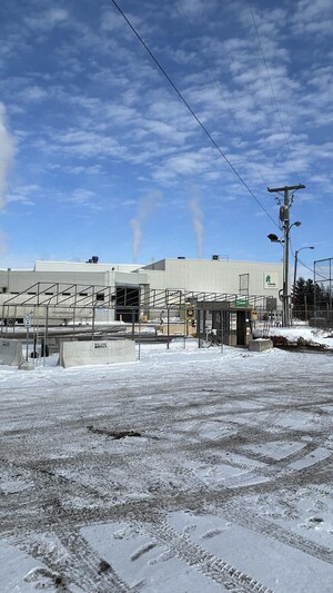 Le site extérieur d'une usine en hiver.