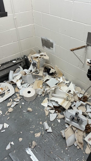 Une toilette brisée en 1000 morceaux.