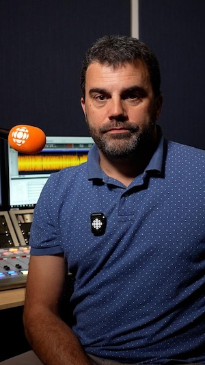 Louis-Philippe LeBlanc dans un studio de radio­.