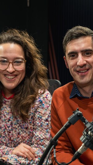 Une femme et un homme dans un studio radio.